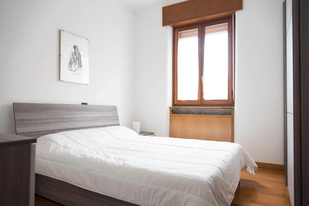 Spacious 2 Bedrooms near Metro Stop, Milano, Italia