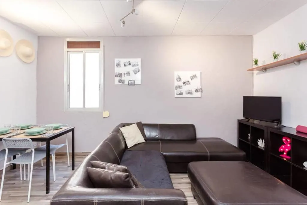 Cosy 3BDR flat, 8mins to La Ramblas, Barcelona, Spain