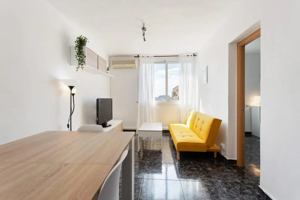 Bright & Comfortable Apartment with Great Transportation Links in Barcelona, Barcelona, Spain