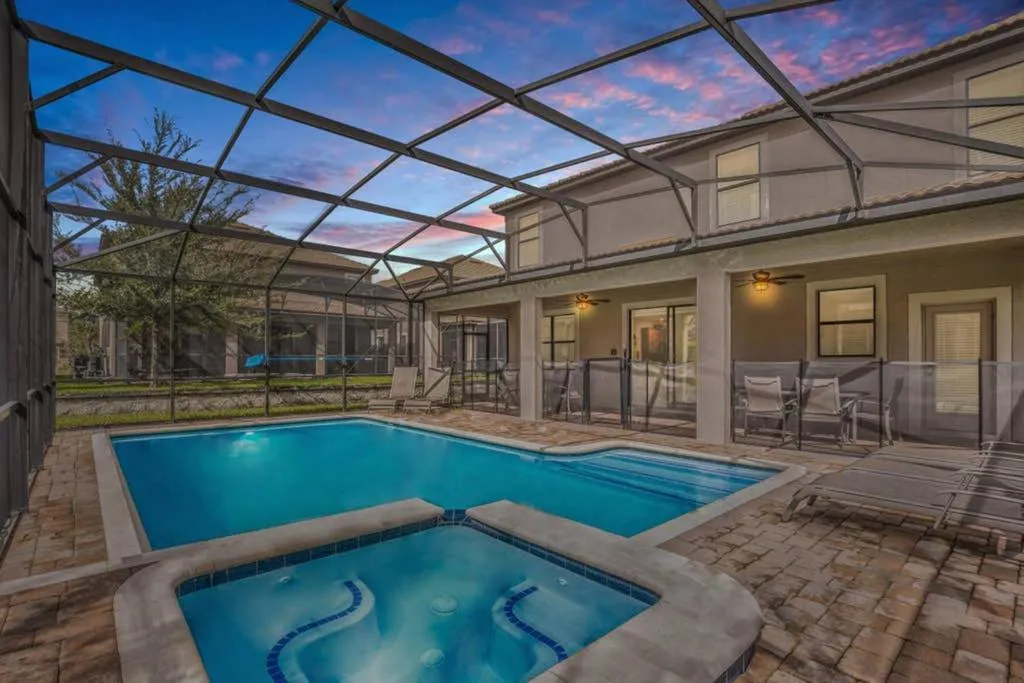8 Bedroom Mansion with Mega Game Room* Sleeps 20*, Davenport, Statele Unite ale Americii