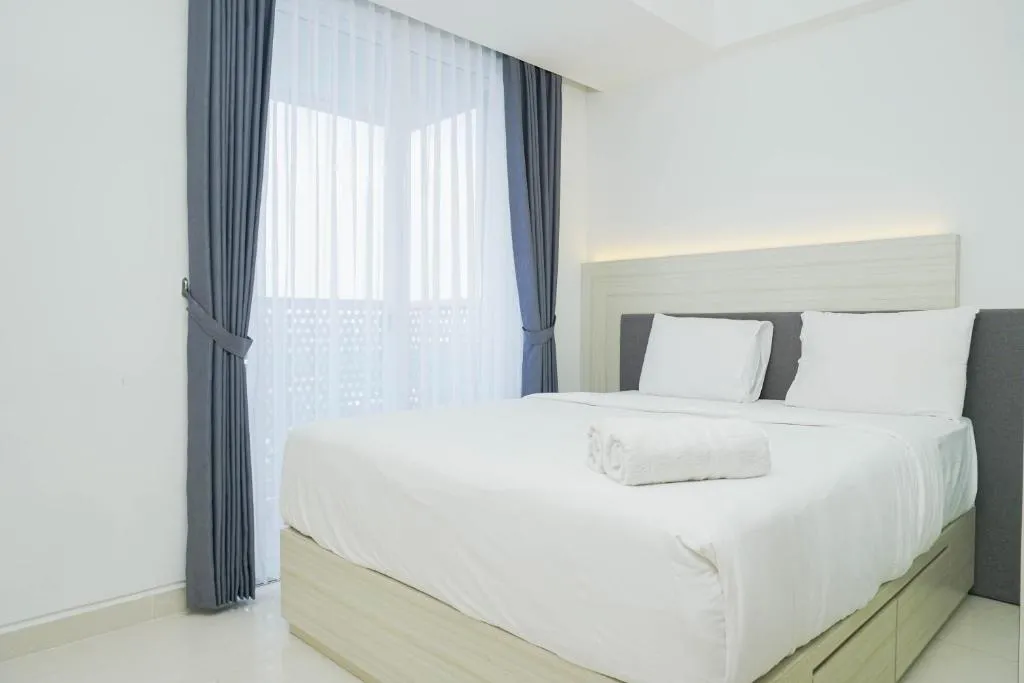 Relax and Comfy with Pool View @ Studio West Vista Apartment By Travelio, Jakarta, Indonezia