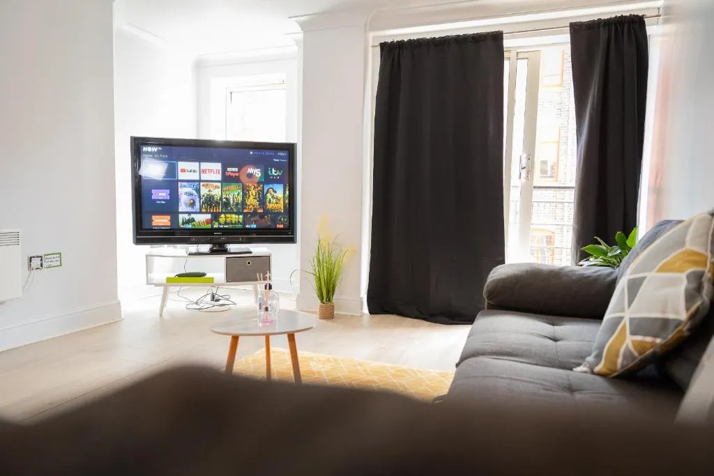 Central 2 BED Apartment! with Netflix, WIFI and Free Parking- Sleeps 6-Topmeadows Stays, Birmingham, United Kingdom