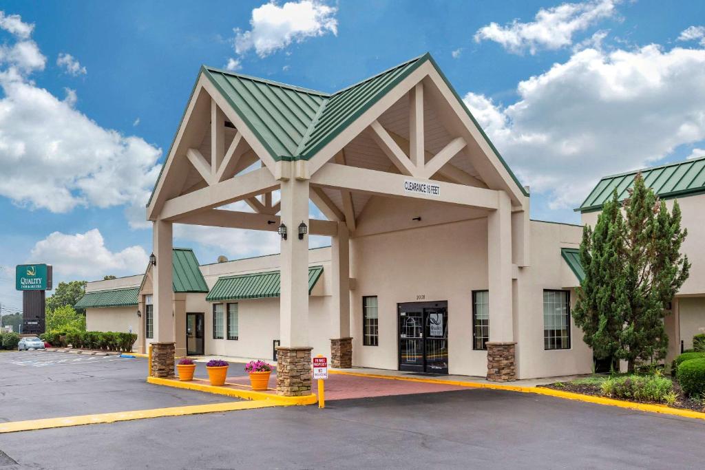 Quality Inn & Suites Hanes Mall image