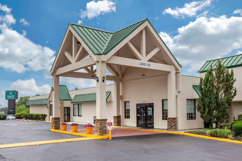 31 Dreamy Hotels Near Wake Forest University 45 Quality Inn & Suites Hanes Mall image
