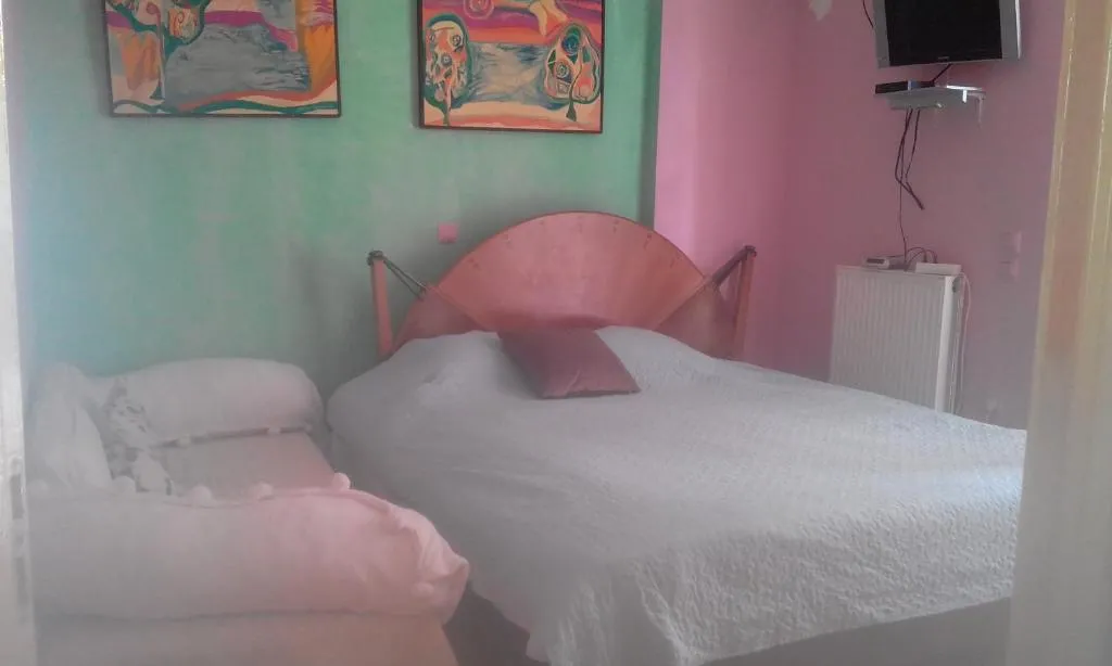 apartment with garden and barbecue 1 km of the beach, Athens, Greece