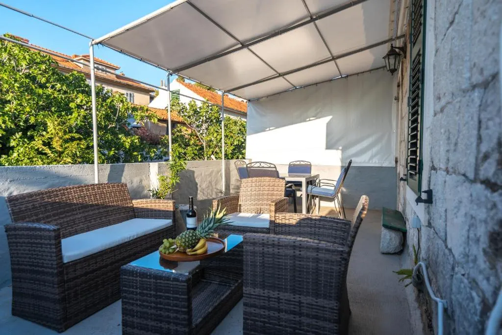 Antique beautiful apartment in center with terrace & sea view, Split, Croaţia