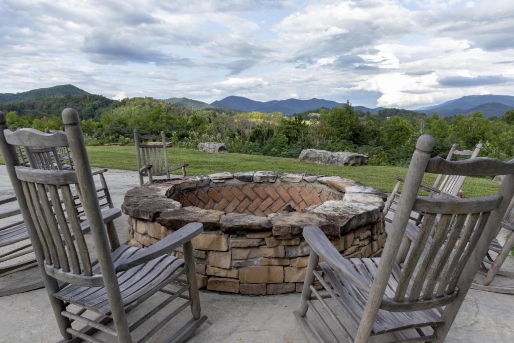 Modern Cades Cove Condo- Mountain Views, Community Pool and Fire Pit, Private Patio