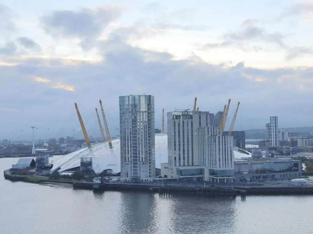 NEW Luxury Upper Riverside 2 bedroom apartment, Londra, Marea Britanie