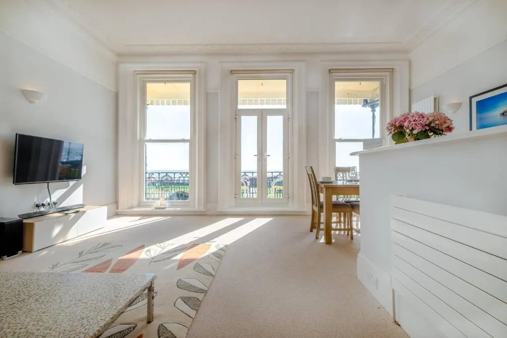 Spectacular sea views! Stylish apt with balcony, Brighton and Hove, United Kingdom