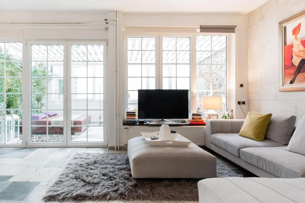 Kolonaki Art Gallery Converted Grand Loft with Atrium Garden, Atena, Grecia
