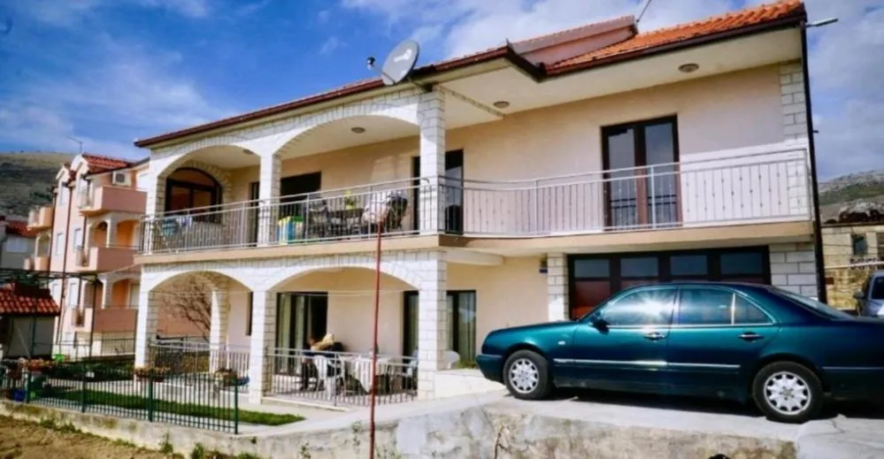 Roso apartment with sea view, Centola, Croatia