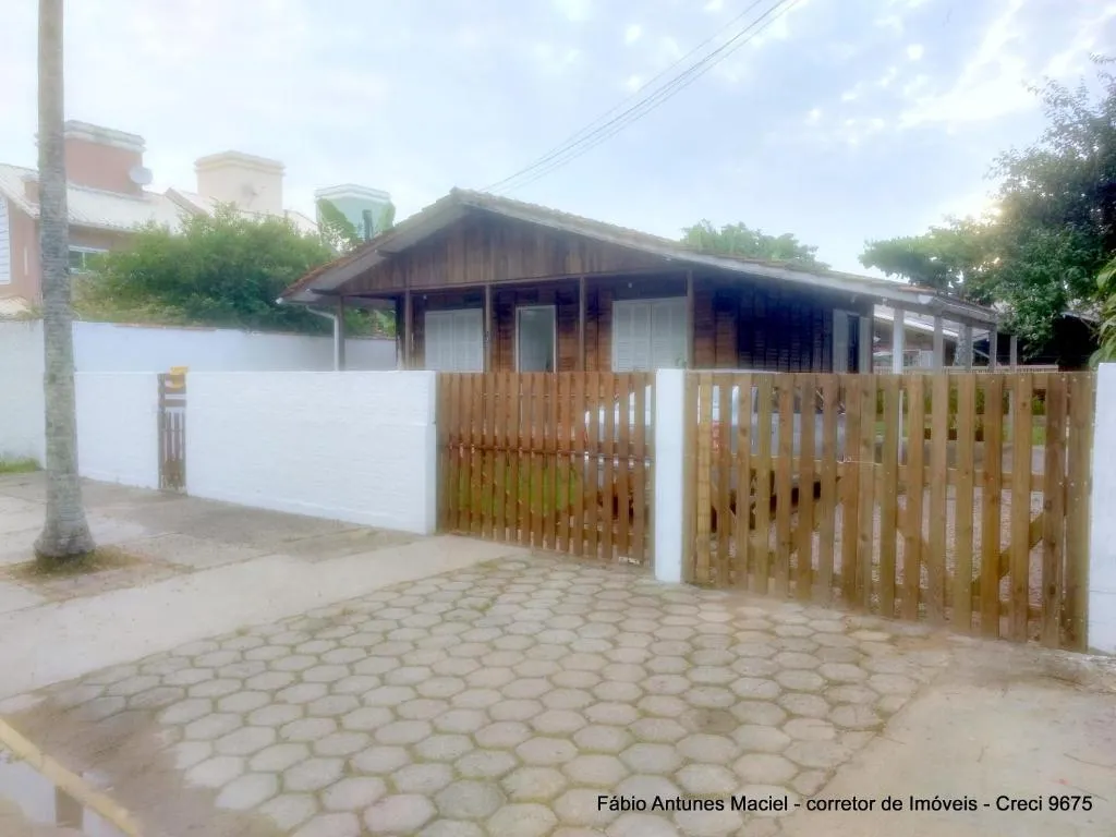 Casa de madeira, 2 quartos, ar condicionado e wi fi. 50 m do mar, Florianópolis, Brazilia