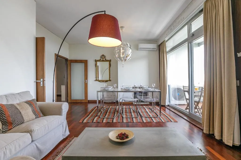 LovelyStay - Spacious 3BR Flat with AC and Balcony, Porto, Portugalia