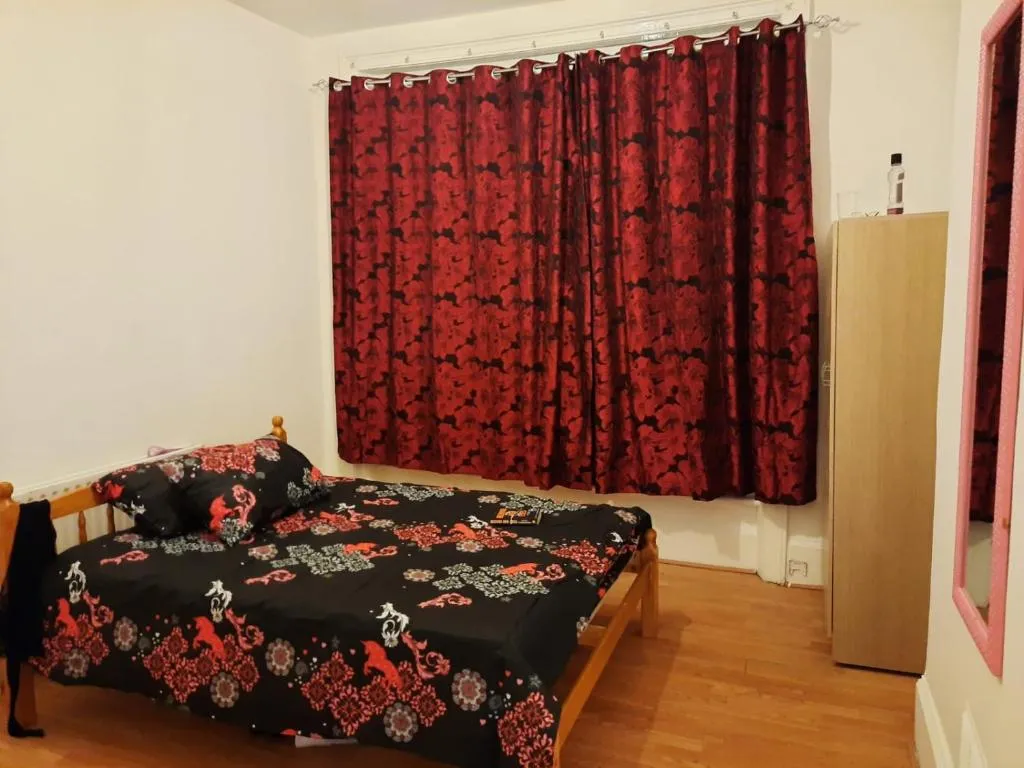 2 bedroom flat on high street, Londra, Marea Britanie