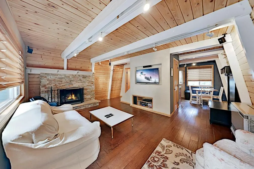 Updated Retreat - Rock Fireplace, Cabin Ambience home, Big Bear Lake, Statele Unite ale Americii