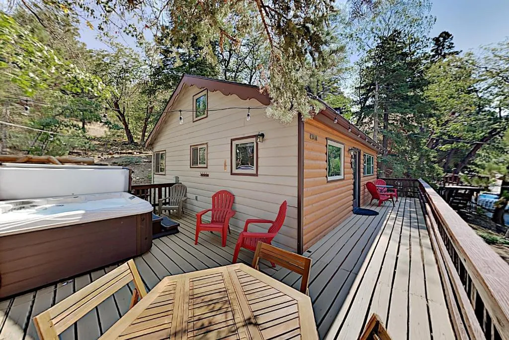 Updated Vintage Cabin - Hot Tub, Near Skiing, Golf home, Big Bear Lake, Statele Unite ale Americii