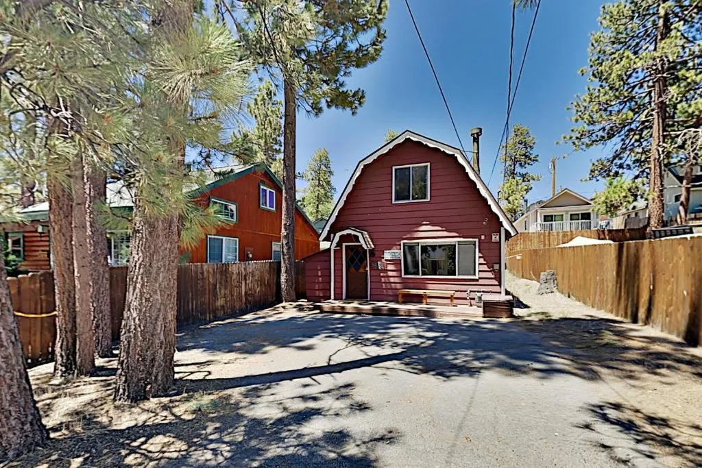 Charming Gambrel Cabin with Alfresco Dining & Grill home, Big Bear Lake, Statele Unite ale Americii