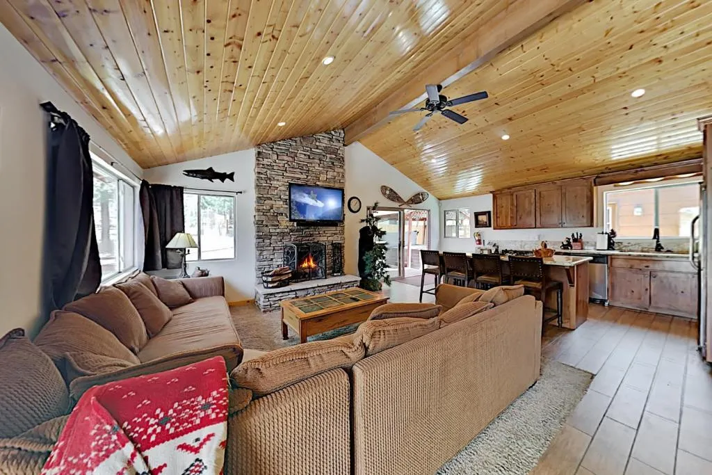 Luxe Lagonita Point Cabin with Hot Tub & Guest House home, Big Bear Lake, Statele Unite ale Americii
