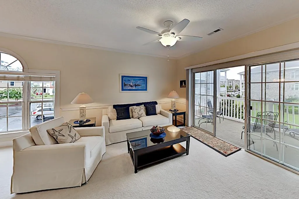 Chic Condo with Balcony, Pool & Golf Course Views condo, Murrells Inlet (SC), United States