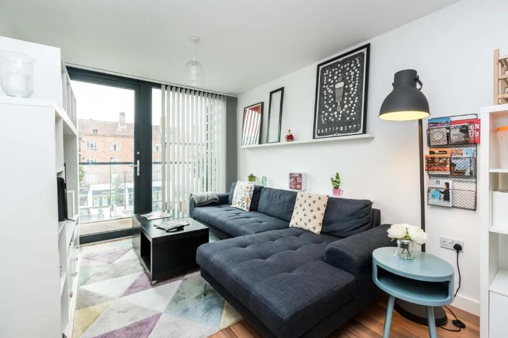 NEW Bright & Sleek 2 Bedroom Flat - West London, London, United Kingdom