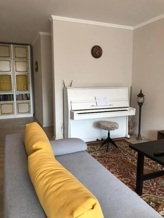 Retro apartment with Lake view and piano, Kiev, Ucraina