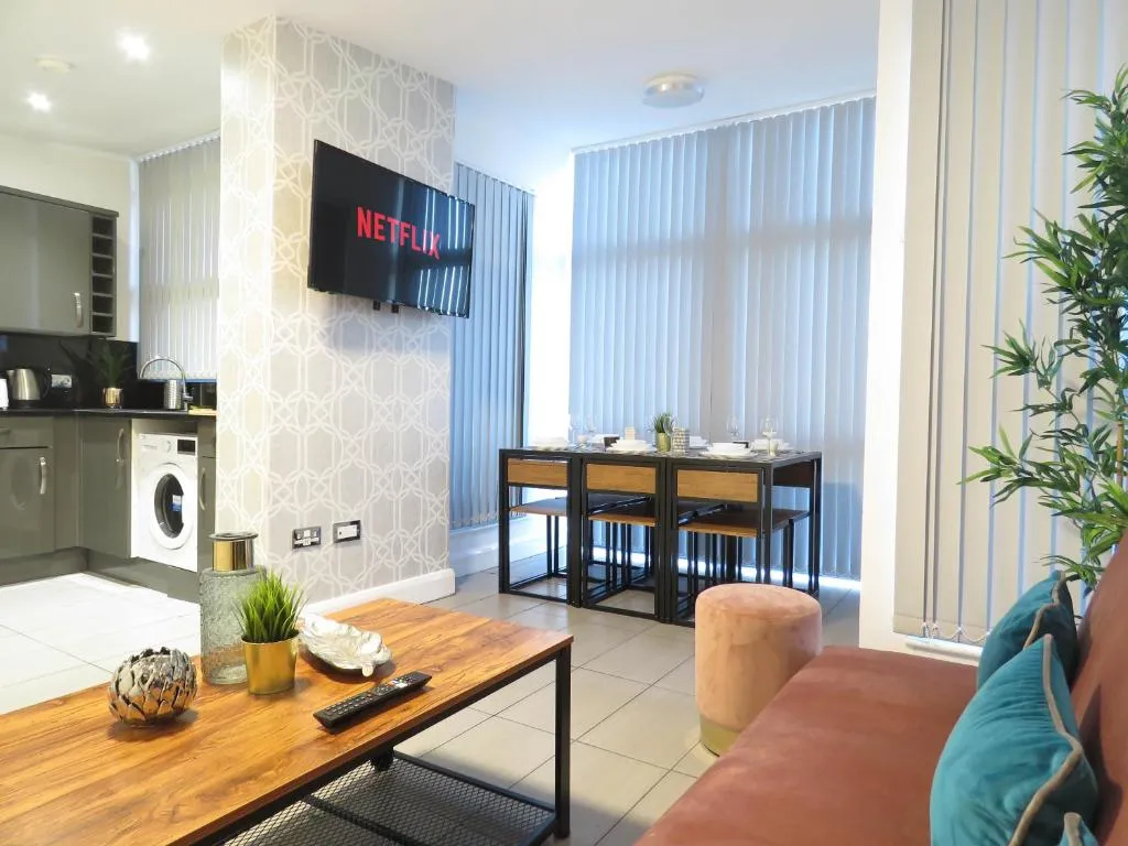 Tudors eSuites 3 Bedroom Penthouse Duplex 7 Beds, Parking & Balcony, Birmingham, United Kingdom