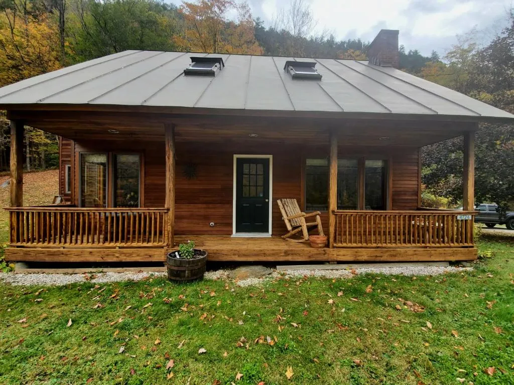 The Strac Shack is a beautiful private home with large front porch, Plymouth, United States