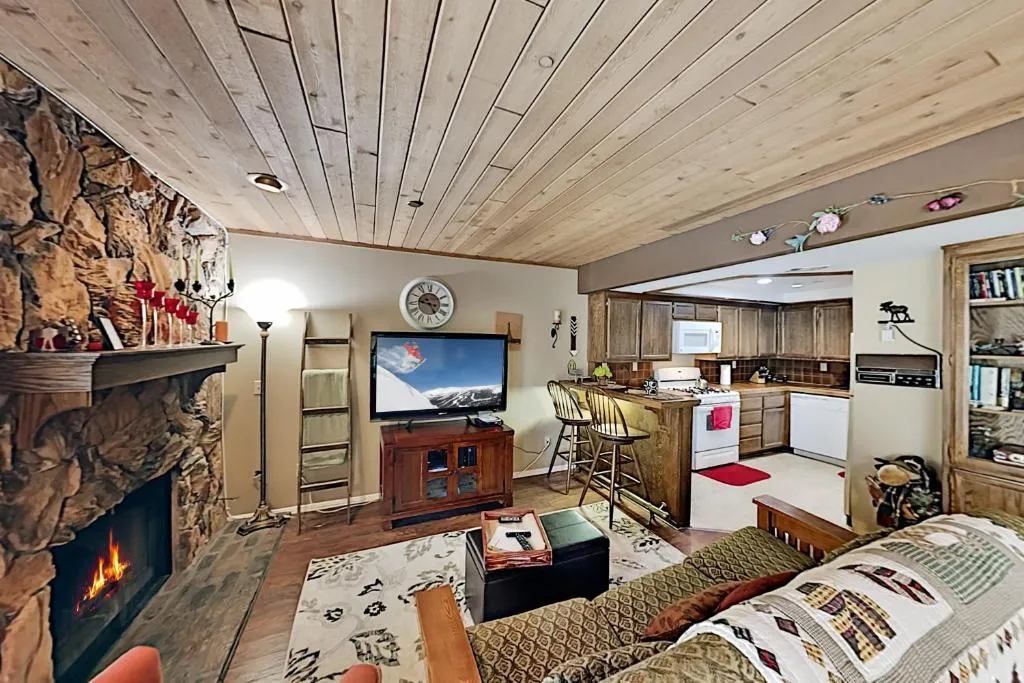 Viking Estates Lakeside Townhome with Balcony Views! condo, Big Bear Lake, Statele Unite ale Americii