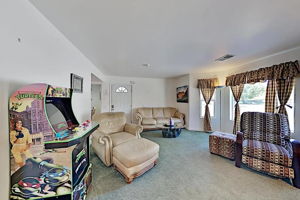 Corner Lot Gem with Hot Tub & Grill, Next to Shuttle Hotel Room, Big Bear Lake, Statele Unite ale Americii