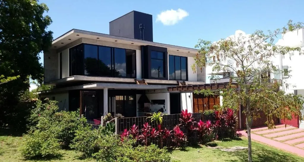 Casa contemporânea com piscina aquecida em condomínio, Florianópolis, Brazilia