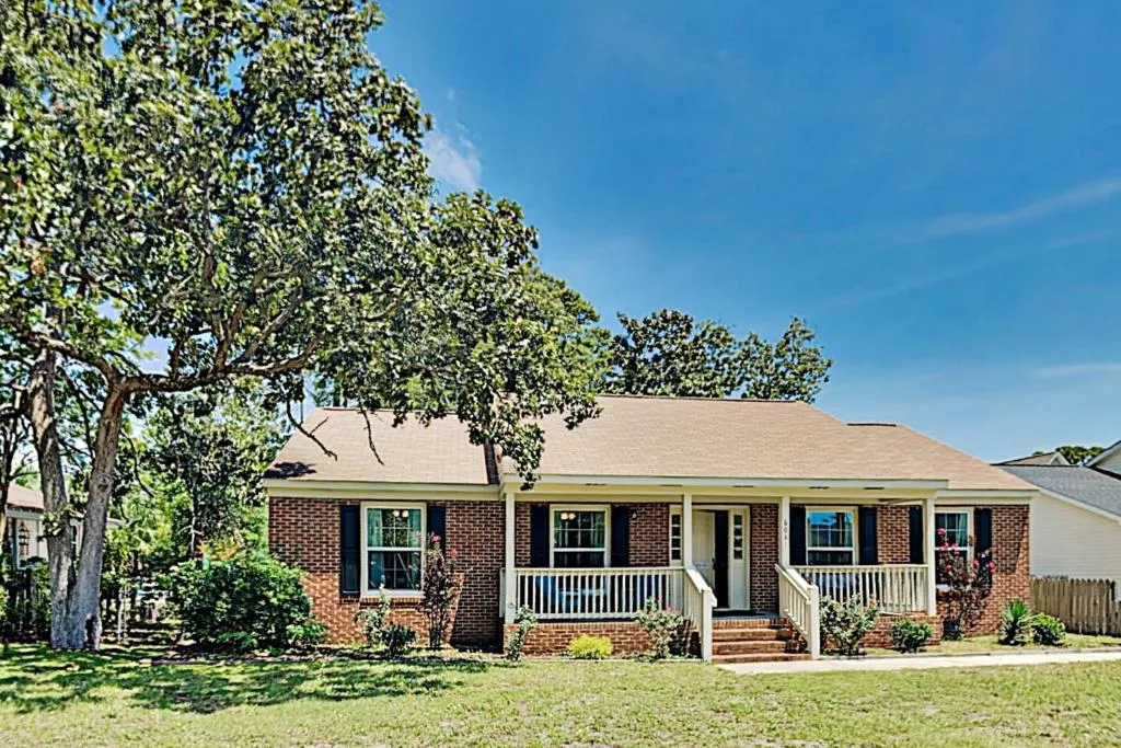 Quiet Retreat with Large Backyard - Walk to Beach! home, Myrtle Beach, Statele Unite ale Americii