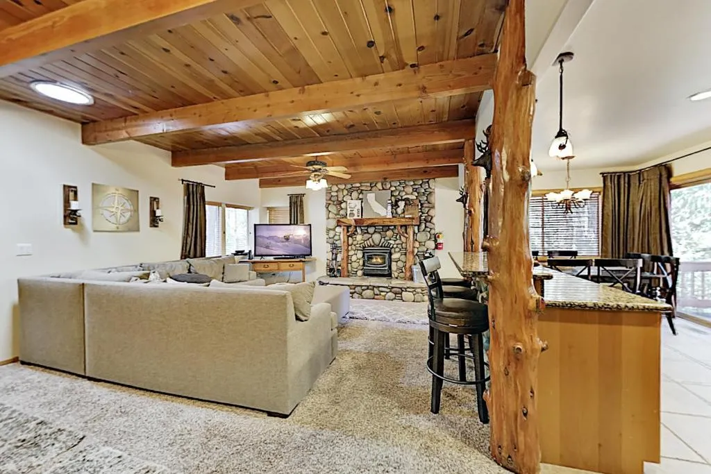 Spacious Lake Getaway with Hot Tub & Game Garage home, Big Bear Lake, Statele Unite ale Americii