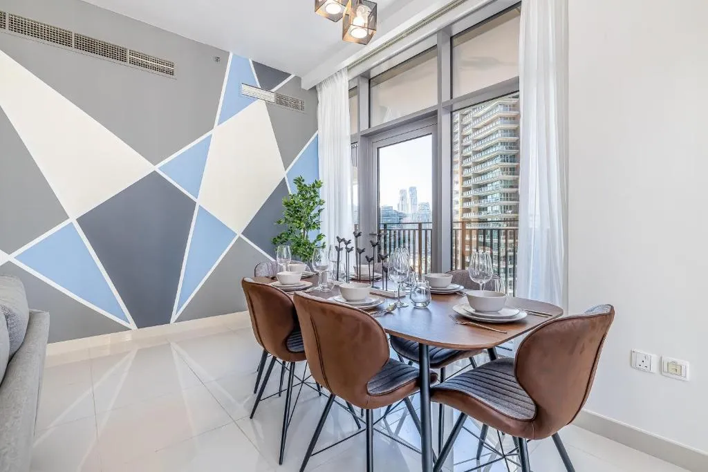 Gorgeous 2 BR mid floor Holiday Home in Downtown, Alantos, United Arab Emirates