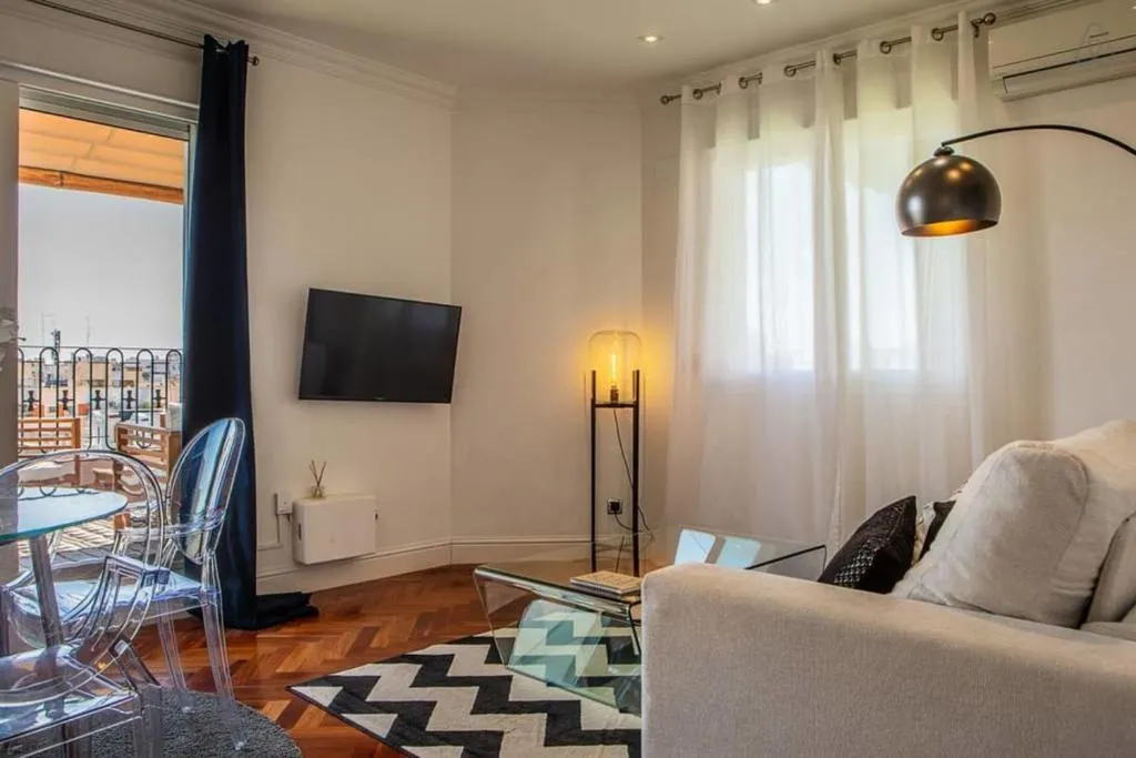 Beautiful 1Bed Sleeps 6 with Terrace Heart of Madrid, Madrid, Spania