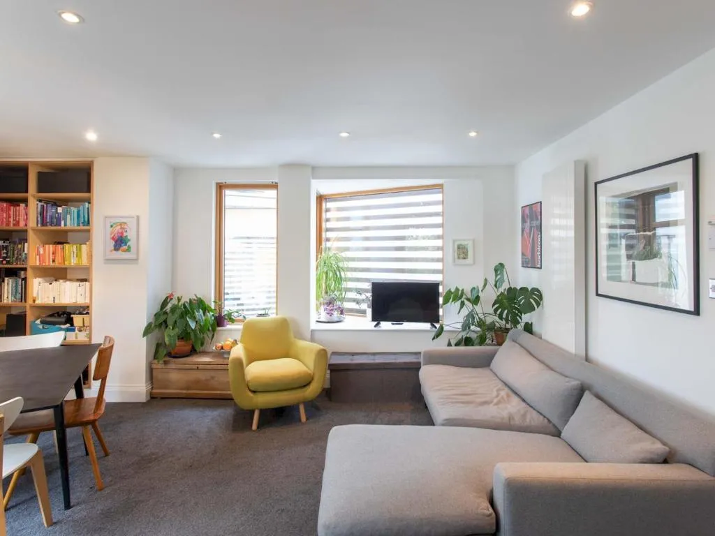 Spacious 2-Bedroom Flat with Waterside Views, Londra, Marea Britanie