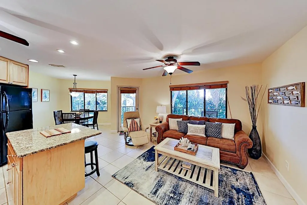 Holiday Island Top Floor - Pool, Hot Tub & Grills condo, Kudrovo, United States