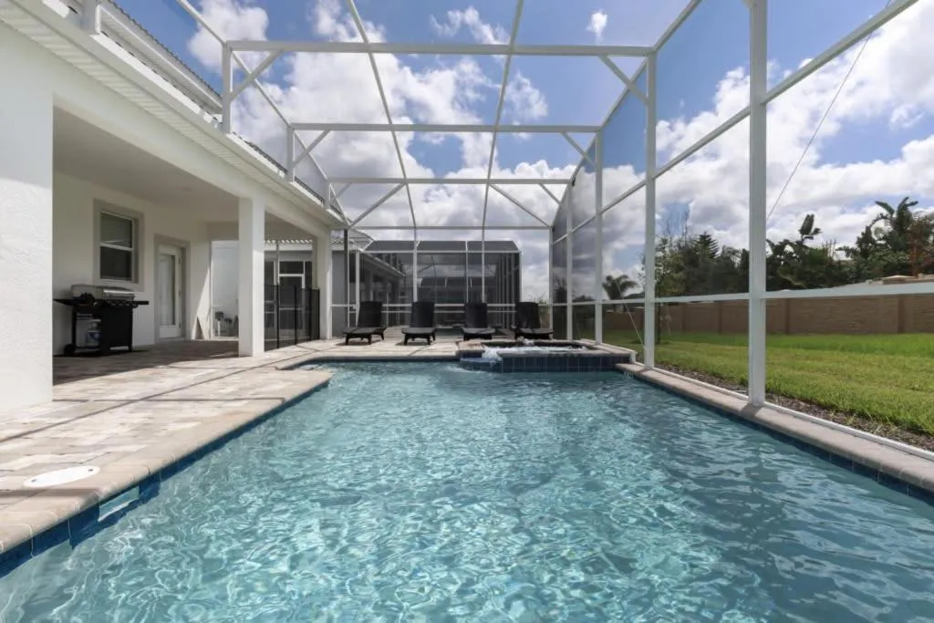 Family Resort - 8BR Mansion - Private Pool, BBQ and More!, Davenport, United States