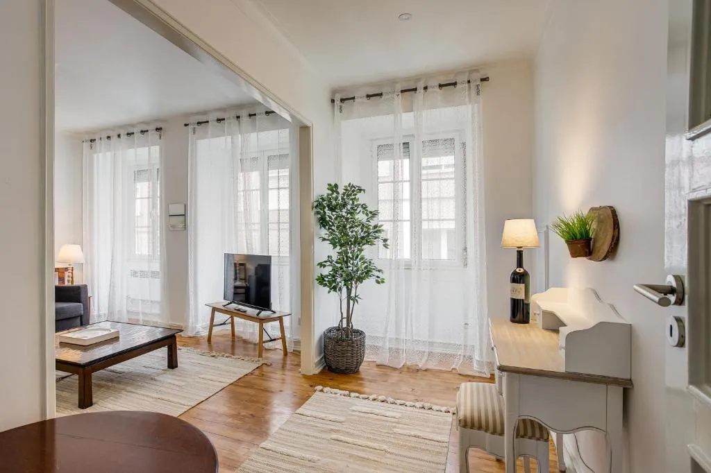 Sunny Apartment in the Heart of Príncipe Real, Amadora, Portugal