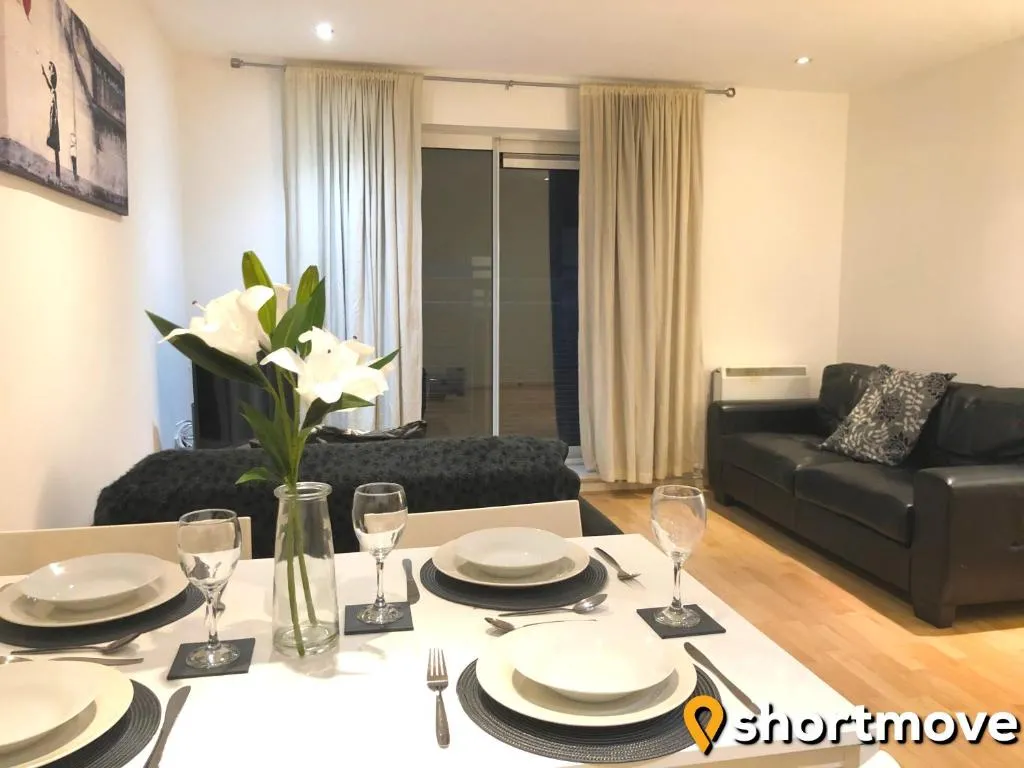 SHORTMOVE - Self Contained 2 Bed Central Secure Parking, Manchester (CT), United Kingdom