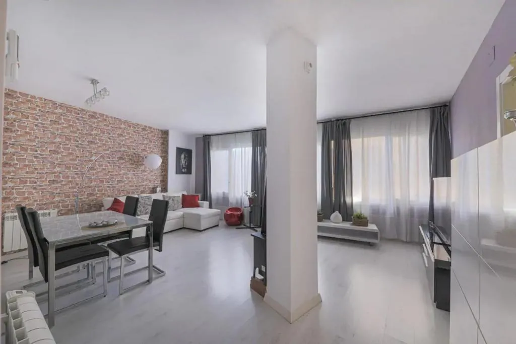 Stylish 3 Bedroom Apartment close to Sagrada Familia, Barcelona, Spain