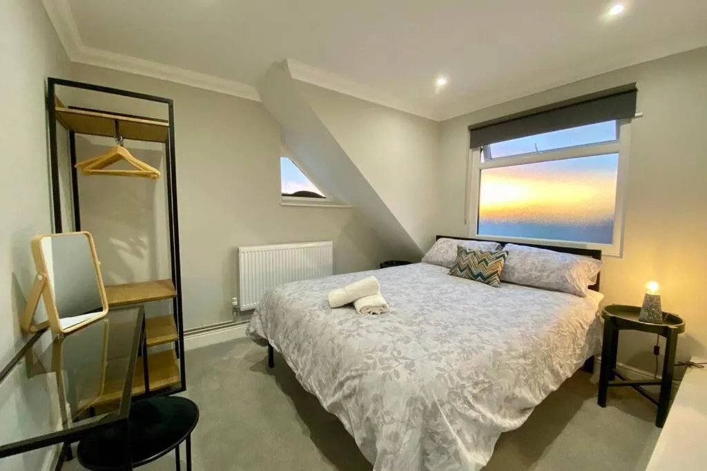 Stylish Two Bedroom Apartment Near Victoria Park, Cardiff, Marea Britanie