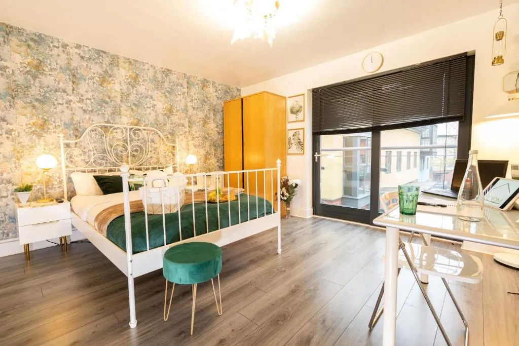 Classy 2 Bed Detatched House- Birmingham- Broad Street & Brindley Place- 10 min walk from Bullring, 02 Arena, New Street Station & Grand Central, Birmingham, United Kingdom