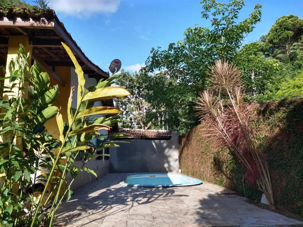 Casa com piscina e churrasqueira, a 1 km da praia, Sao Paulo, Brazil