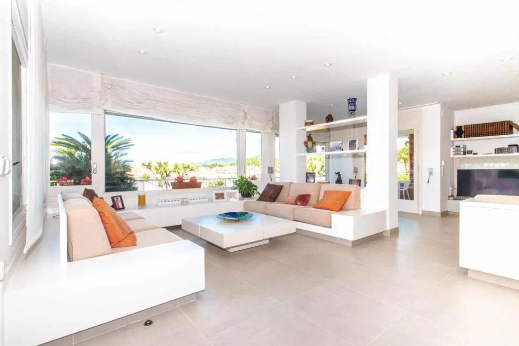 Villa con jardin y piscina privada en la costa de Barcelona, Barcelona, Spain