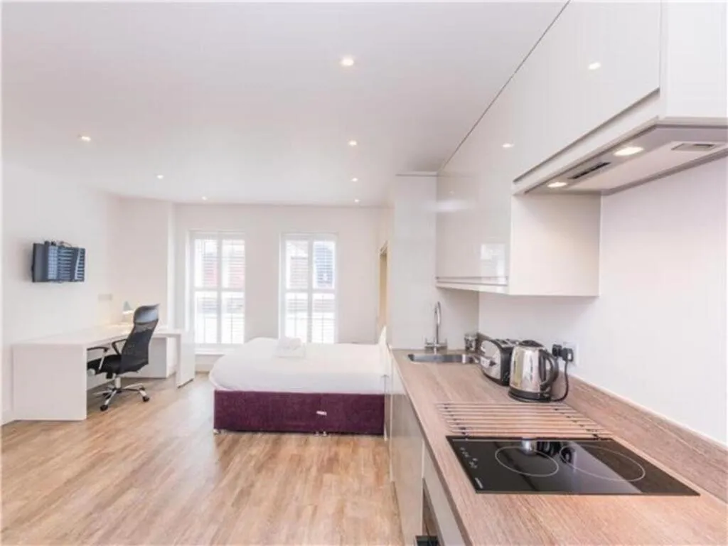 Inviting Impeccable Isolation Ready, Southampton, Marea Britanie