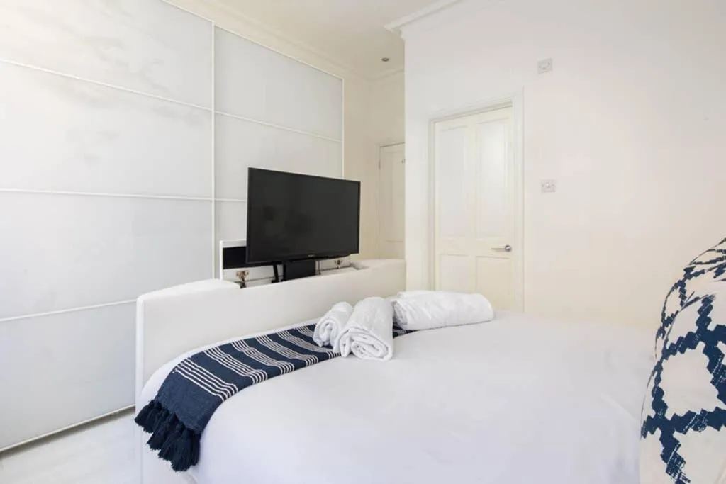 Modern one bedroom by Marylebone station, Londra, Marea Britanie