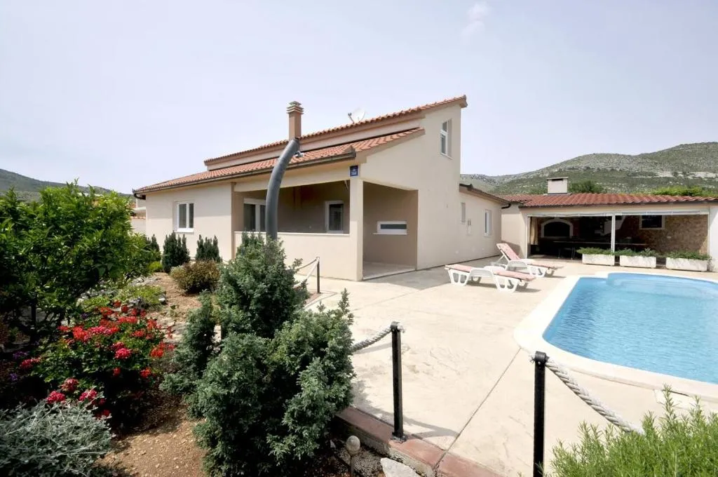 Luxury villa with a swimming pool Plano, Trogir - 18490, Centola, Croatia