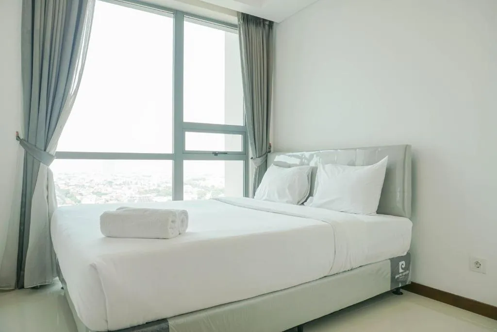 Homey with Private Lift 2BR Apartment at St. Moritz Puri near Mall By Travelio, Jakarta, Indonezia