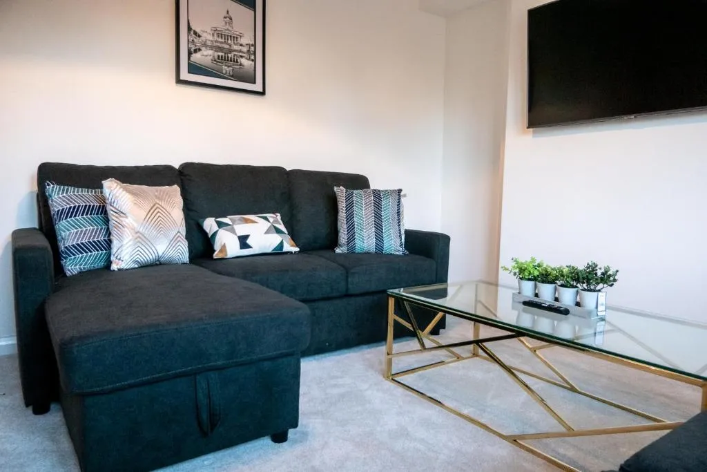 Squiggly Zebra - 3 bedroom house with Parking, Nottingham, Marea Britanie