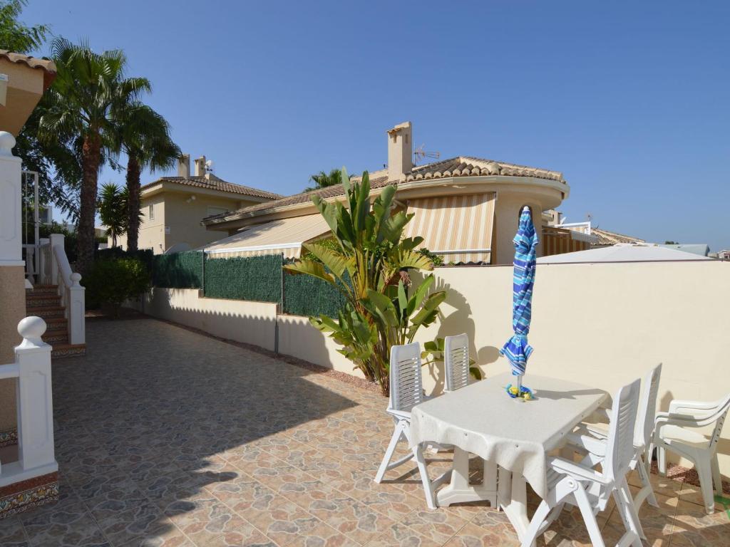 Large villa with private pool and five bedrooms in Benijofar 32